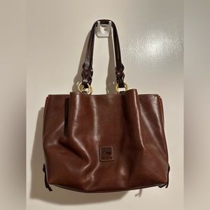 Dooney & Bourke Florentine Large Zip Barlow in chestnut